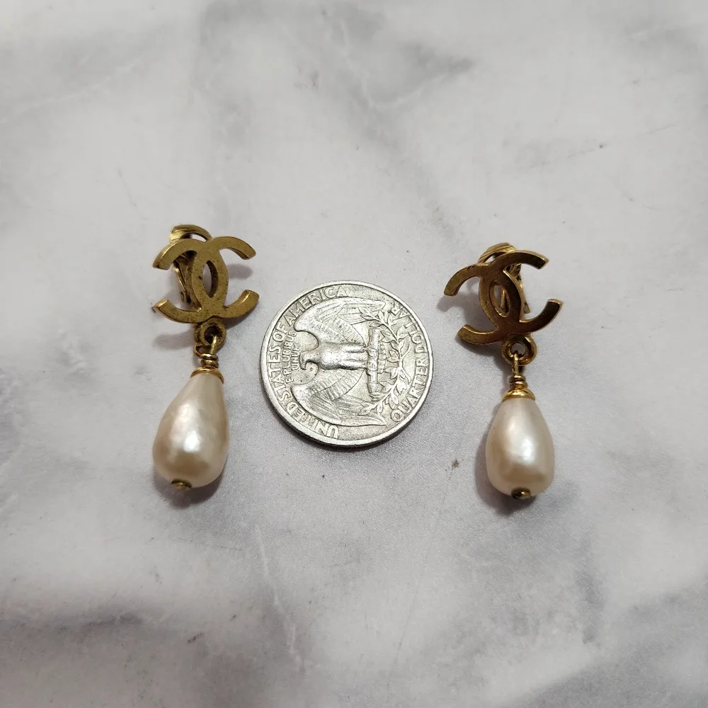 BS 279 Authentic Vintage Chanel CC Logo With Faux Pearl Clip On Earring - Picture 8 of 9